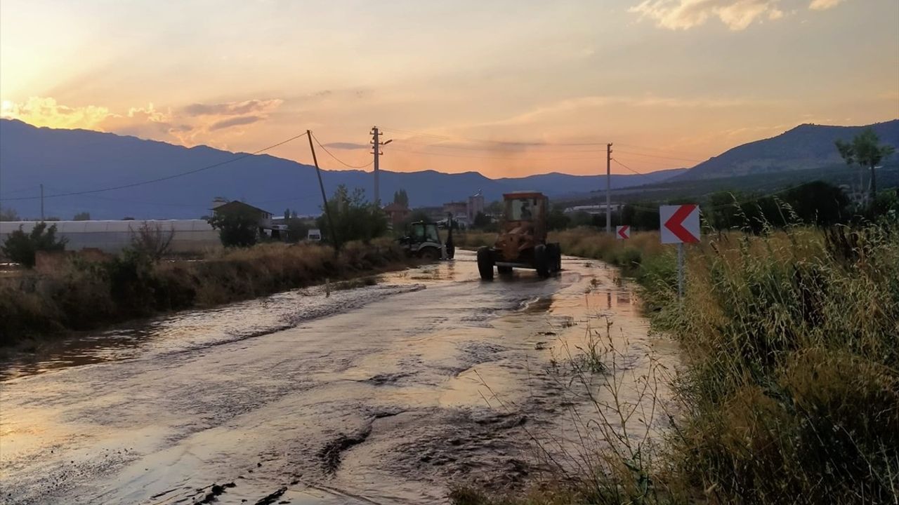 Elmalı'da Doğal Afet: Sağanak, Dolu ve Hortum Zarar Verdi