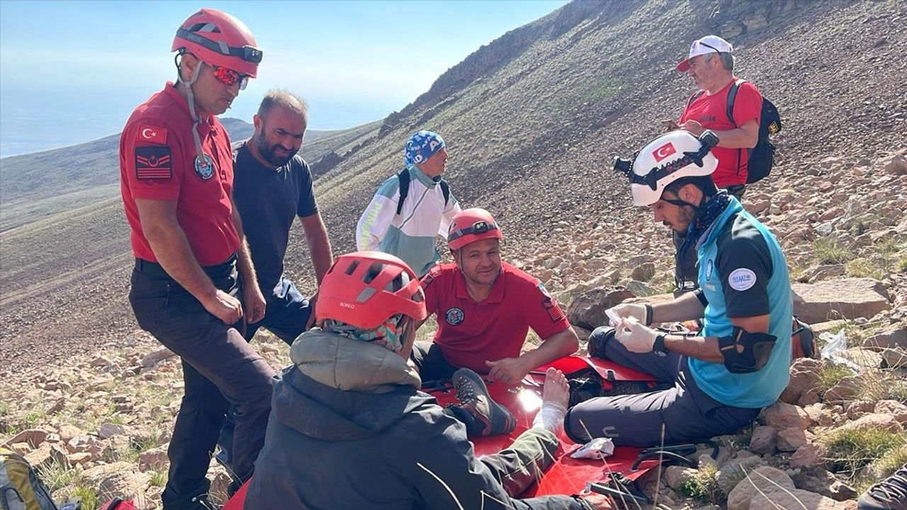 Erciyes Dağı'nda Mahsur Kalan Dağcılar Kurtarıldı