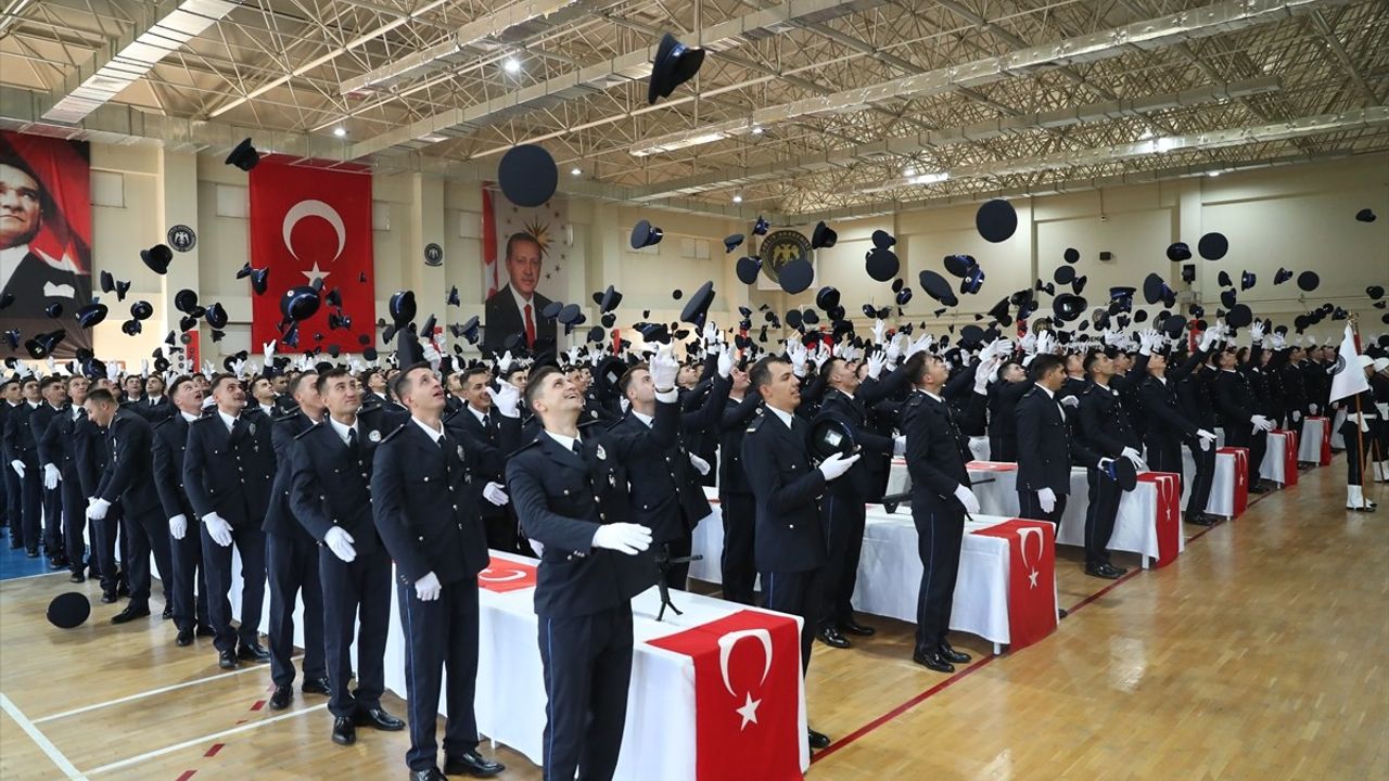 Erzincan'da 449 Polis Adayı Mezun Oldu