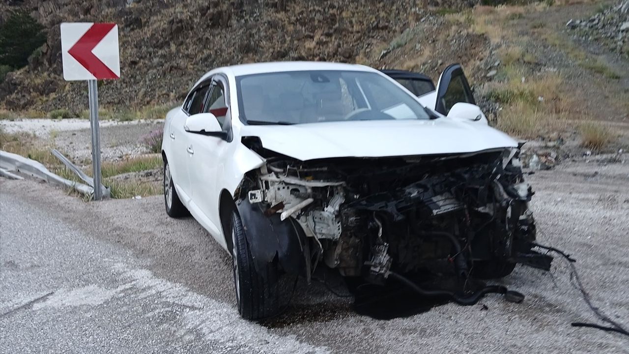 Erzincan'da İki Farklı Trafik Kazasında 5 Kişi Yaralandı