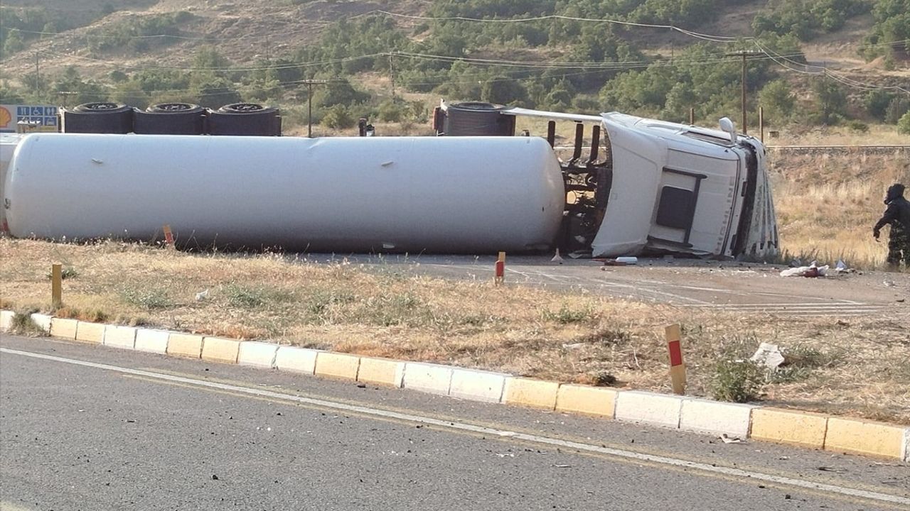Erzincan'da Kimyasal Gaz Yüklü Tır Devrildi