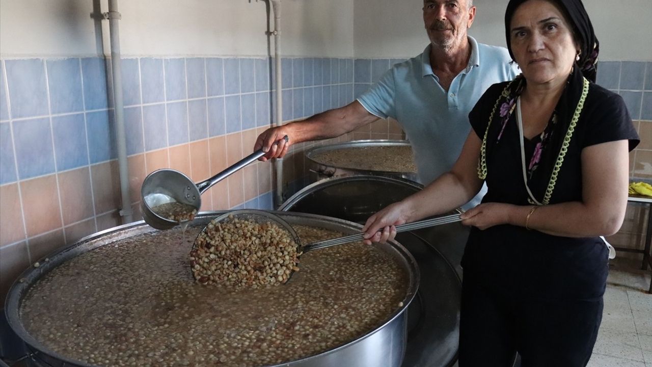 Erzincan'da Muharrem Ayı Etkinliği: Aşure Dağıtımı