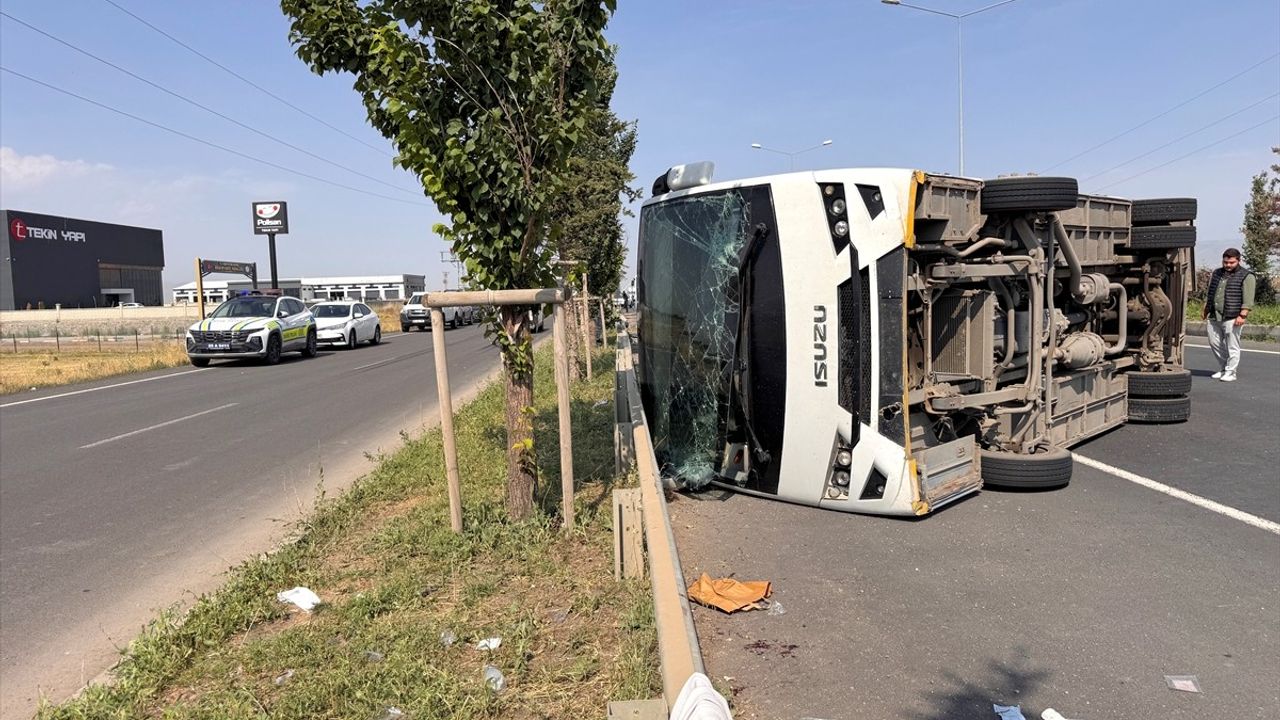Erzurum'da Askeri Personel Servisi Devrildi: 13 Yaralı