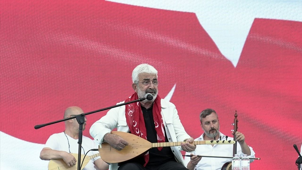 Esat Kabaklı'dan Anlamlı Konser