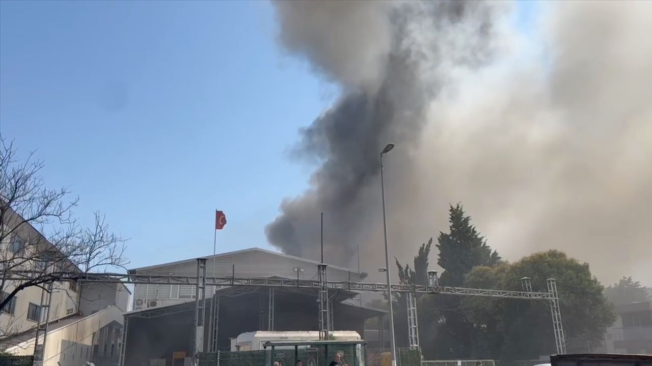 Esenyurt'ta Tekstil Fabrikasında Yangın