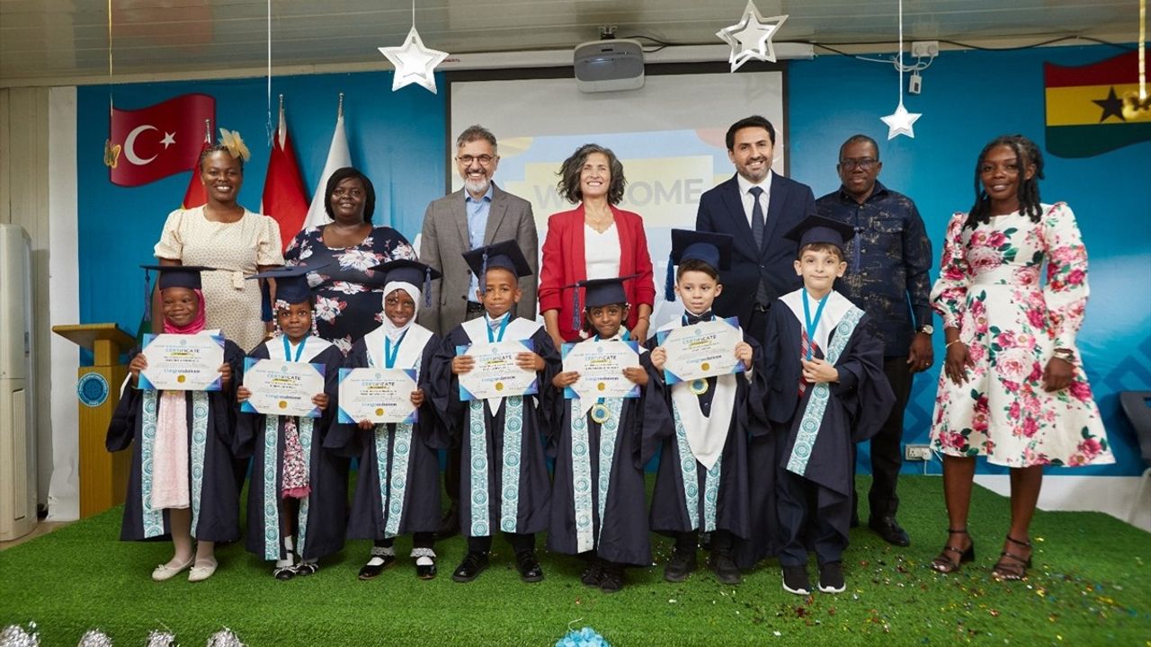 Gana'daki Maarif Okulu'nda Mezuniyet Coşkusu
