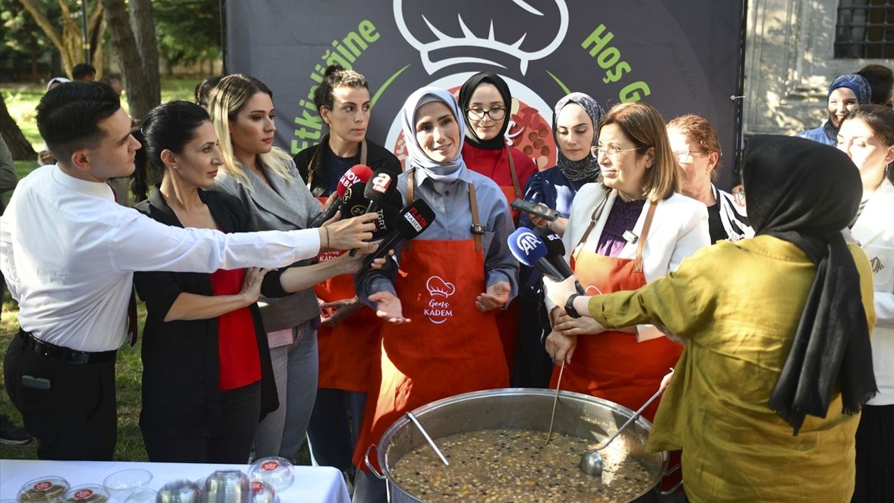 Genç KADEM, Şehzade Camisi'nde Aşure İkram Etti