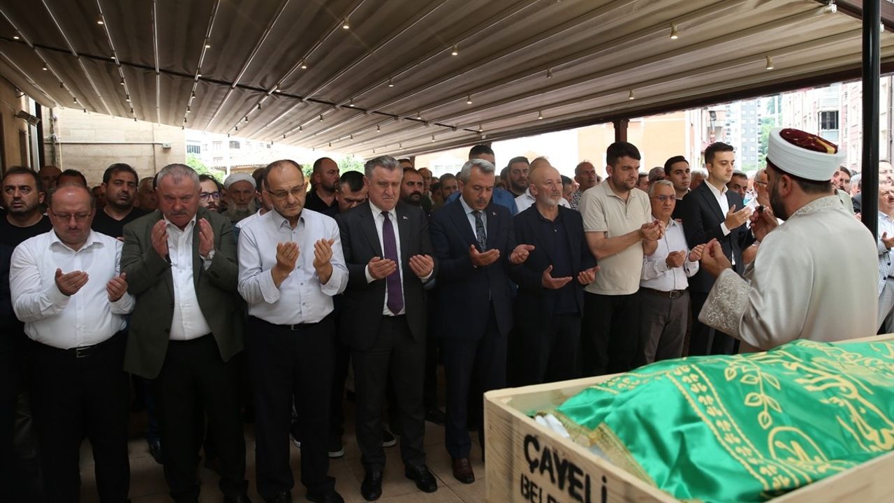 Gençlik ve Spor Bakanı Osman Aşkın Bak, Cenaze Törenine Katıldı