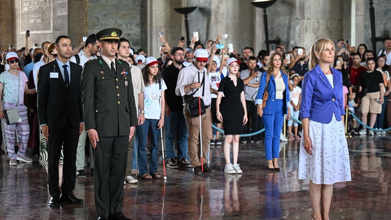 Görme Engelli Gençler Anıtkabir'i Ziyaret Etti