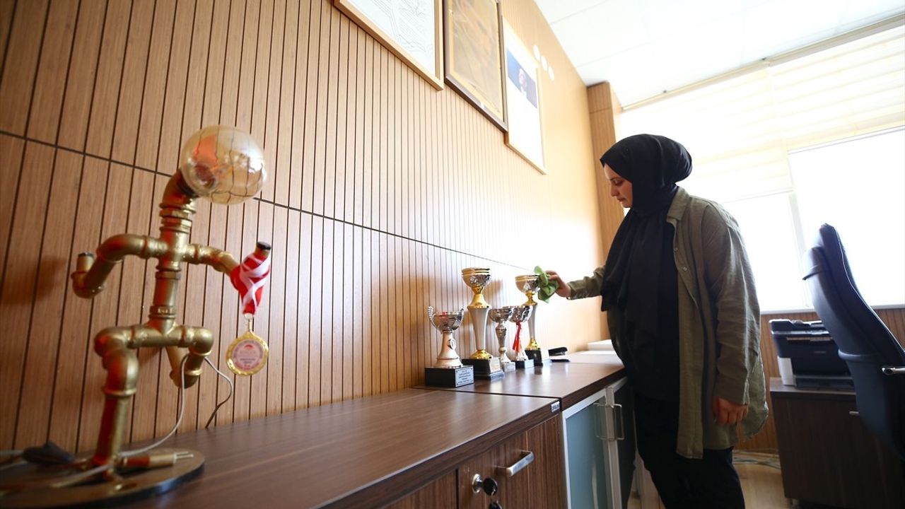 Hacer Pelşin Korkutata'nın Başarı Hikayesi: Temizlik Personelinden Tıp Öğrenciliğine