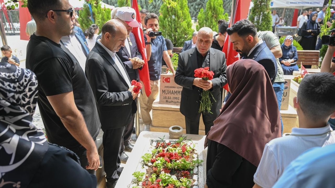 HAK-İŞ, 15 Temmuz Şehitleri İçin Anma Töreni Düzenledi
