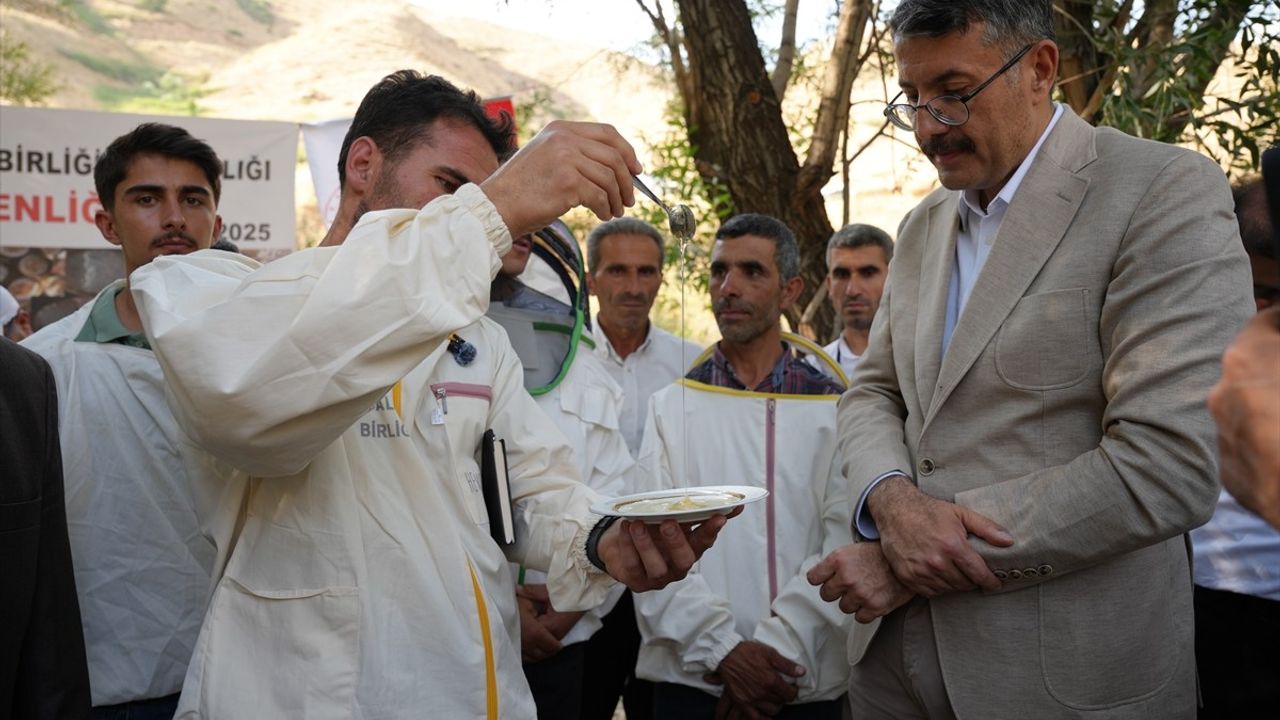 Hakkari'de Bal Hasat Şenliği Coşkusu