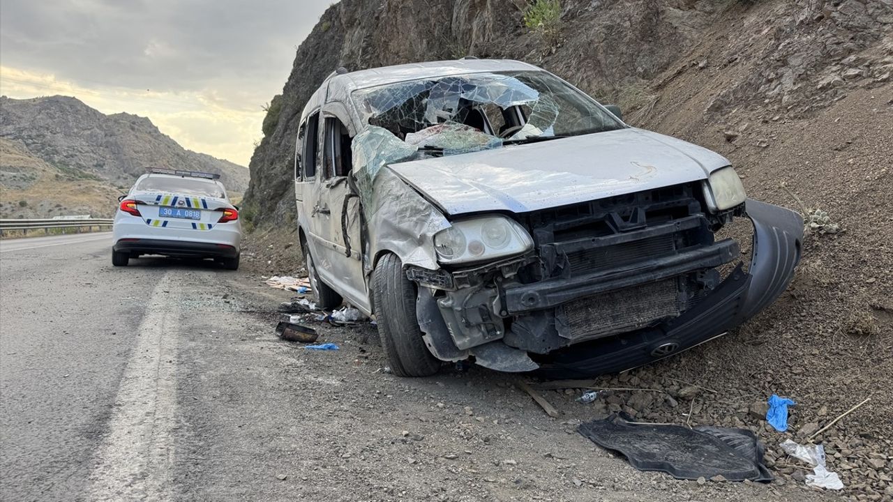 Hakkari'de Hafif Ticari Araç Devrildi: 5 Yaralı