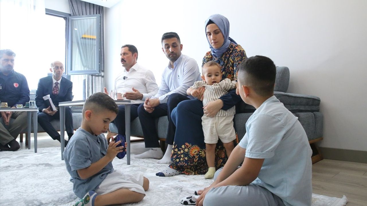 Hatay'da Depremzede Aileye Vali Ziyareti