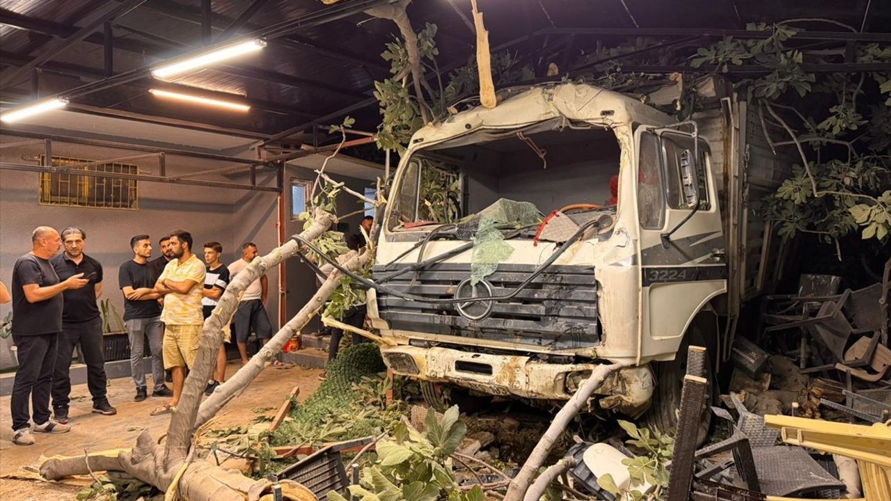 Hatay'da Kamyon Restoran Bahçesine Düştü, İki Yaralı