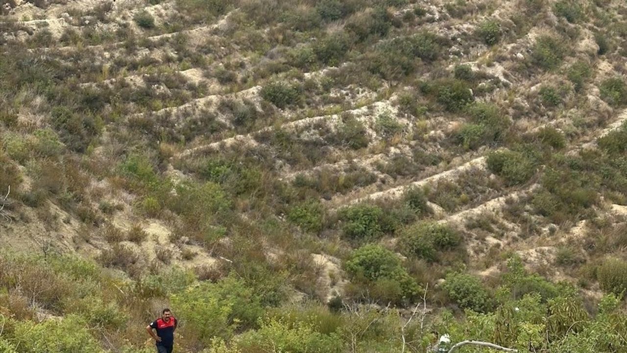 Hatay'da Uçuruma Yuvarlanan Otomobilde 4 Yaralı