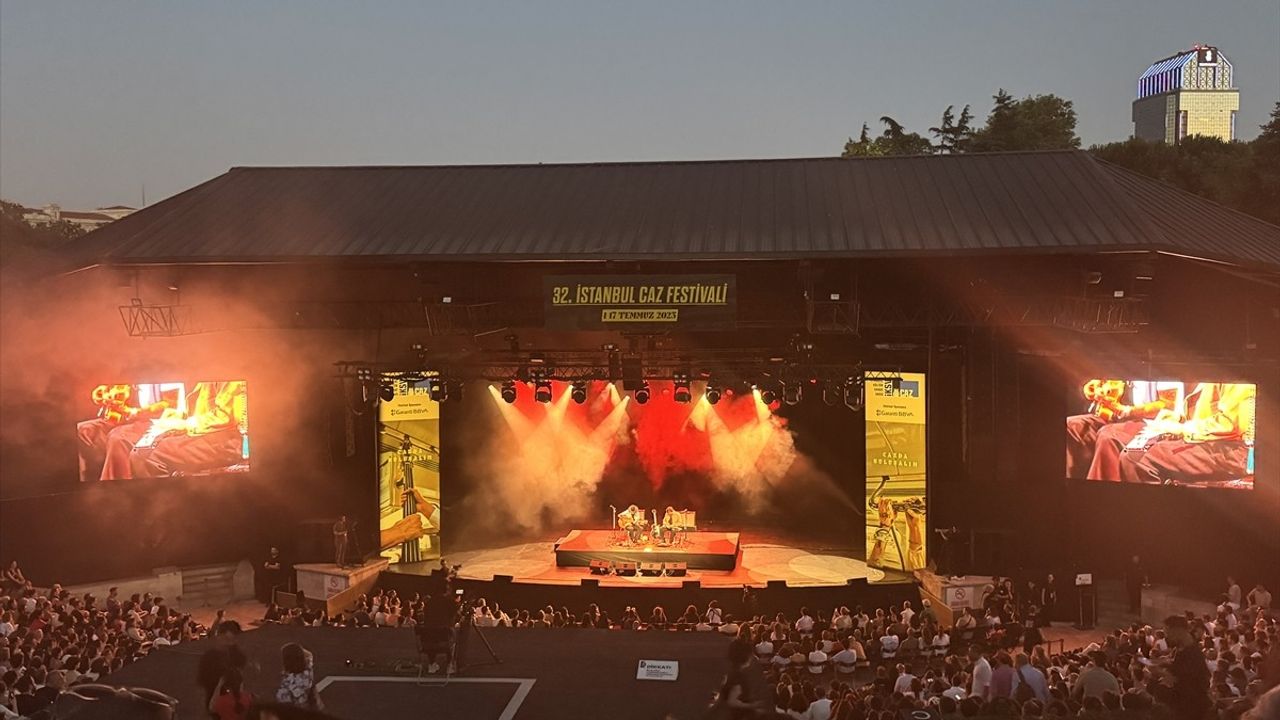 Hermanos Gutierrez İkisi Harbiye'de Konser Verdi
