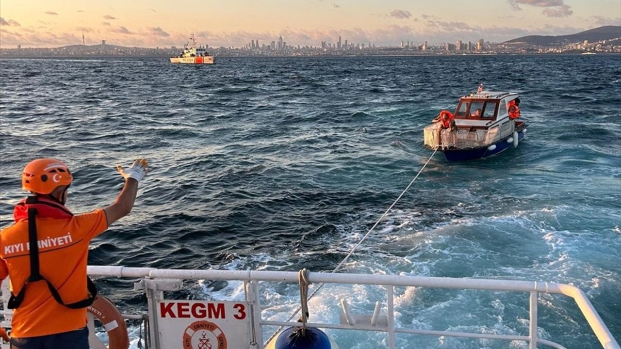 Heybeliada'da Sürüklenen Tekne Kıyı Emniyeti Ekiplerince Kurtarıldı