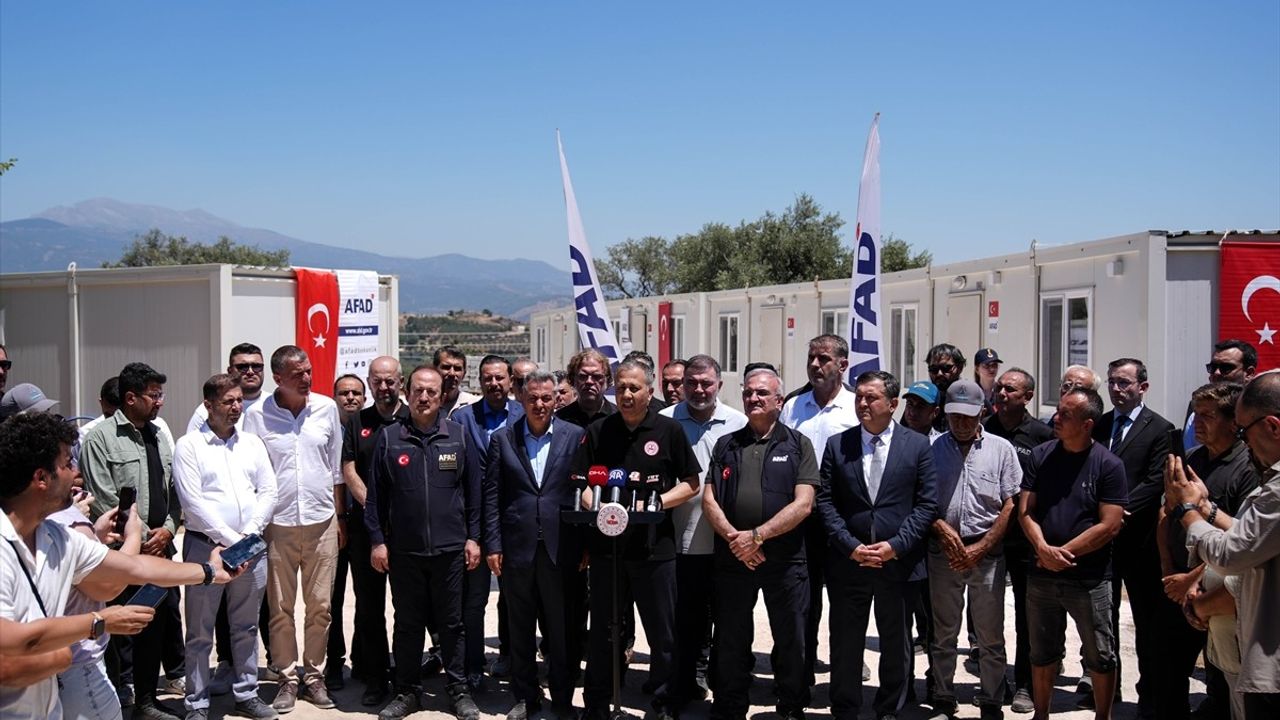 İçişleri Bakanı Yerlikaya, İzmir Ödemiş'te Orman Yangınını İnceledi