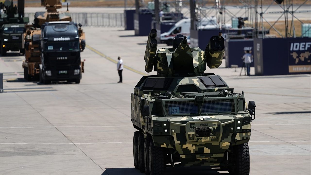 IDEF 2025'te Yerli Savunma Araçlarının Göz Kamaştıran Geçiş Töreni