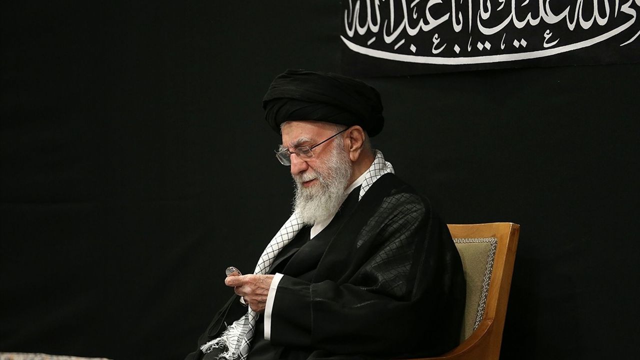 İran Lideri Hamaney, Aşura Töreninde Kamuoyu Karşısında