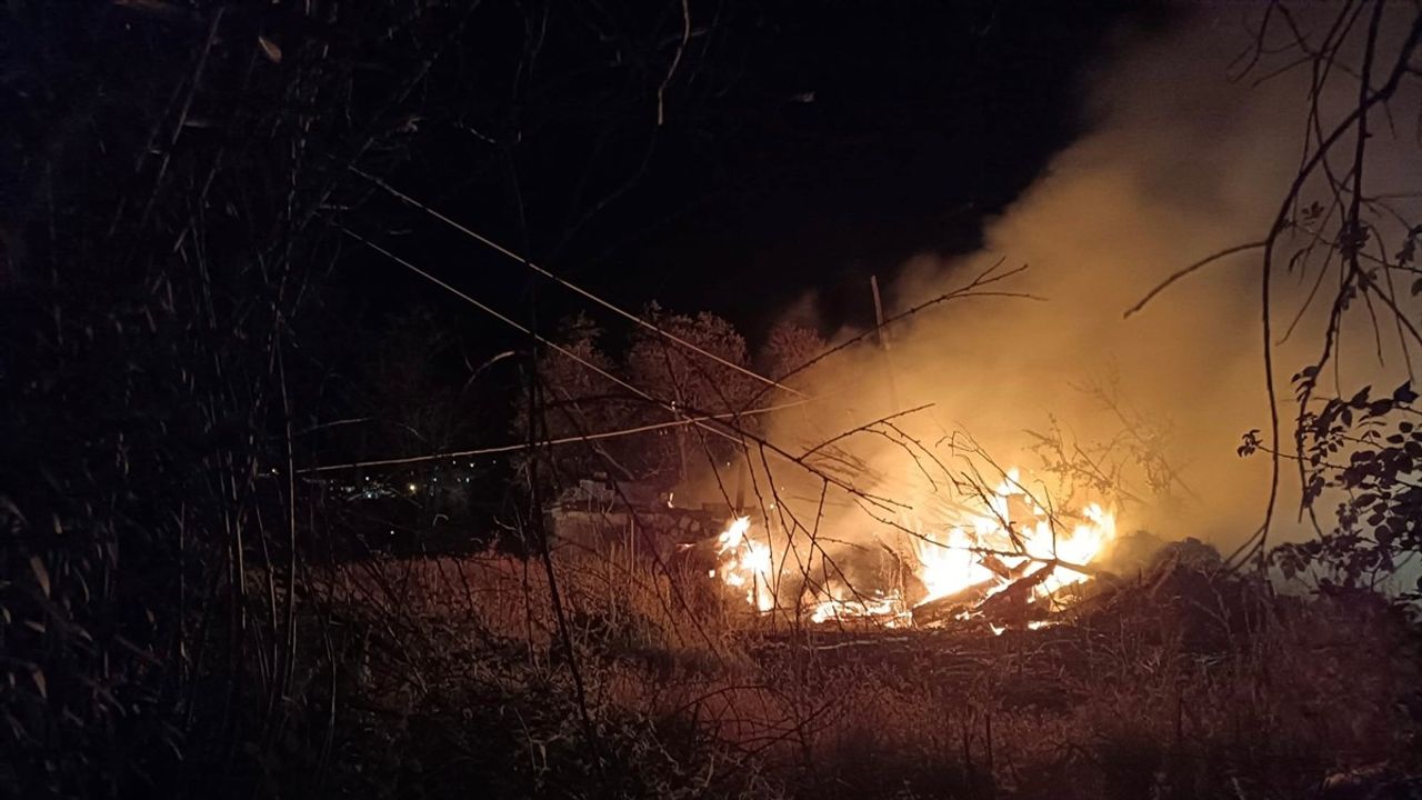 Isparta'da Alevler Ahşap Evi Kül Etti