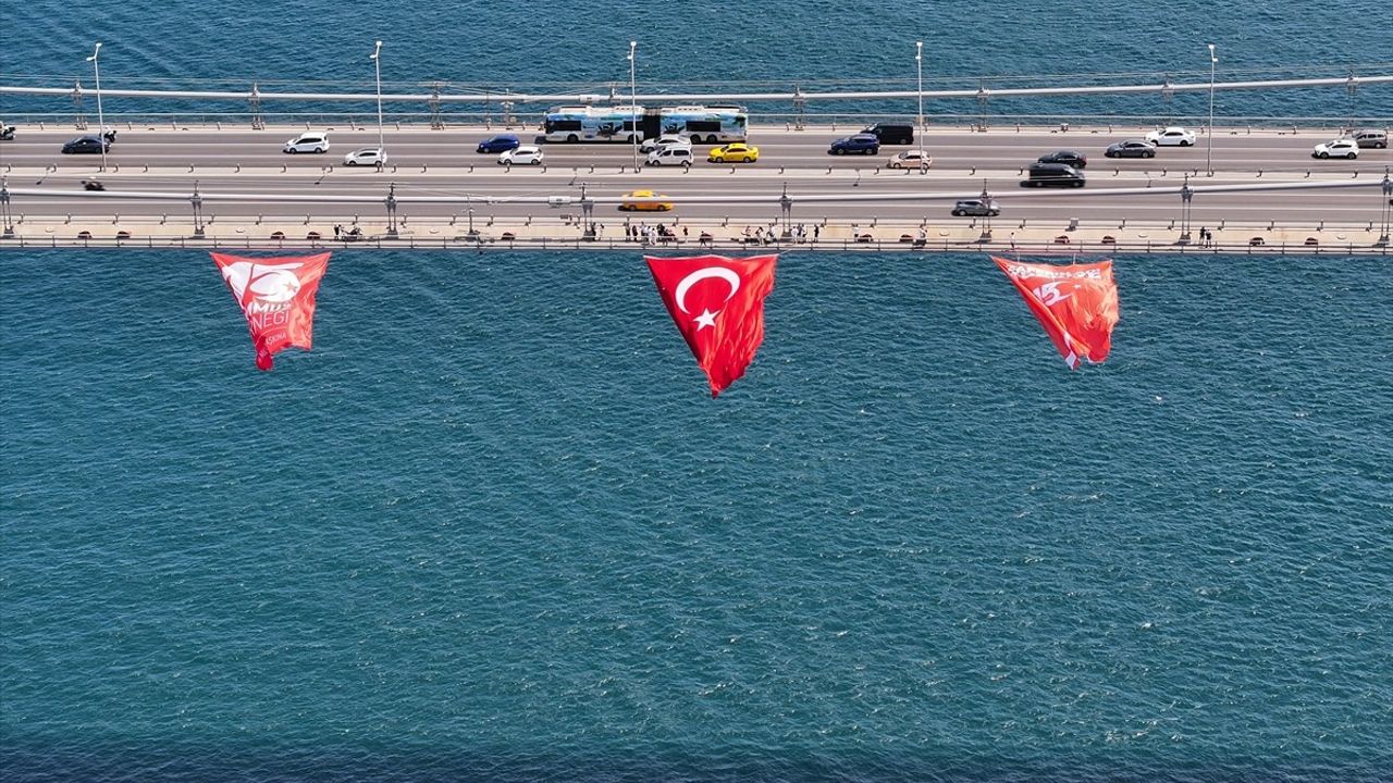 İstanbul Boğazı'ndaki Köprülerin Üzerinde Türk Bayrağı Dalgalandı