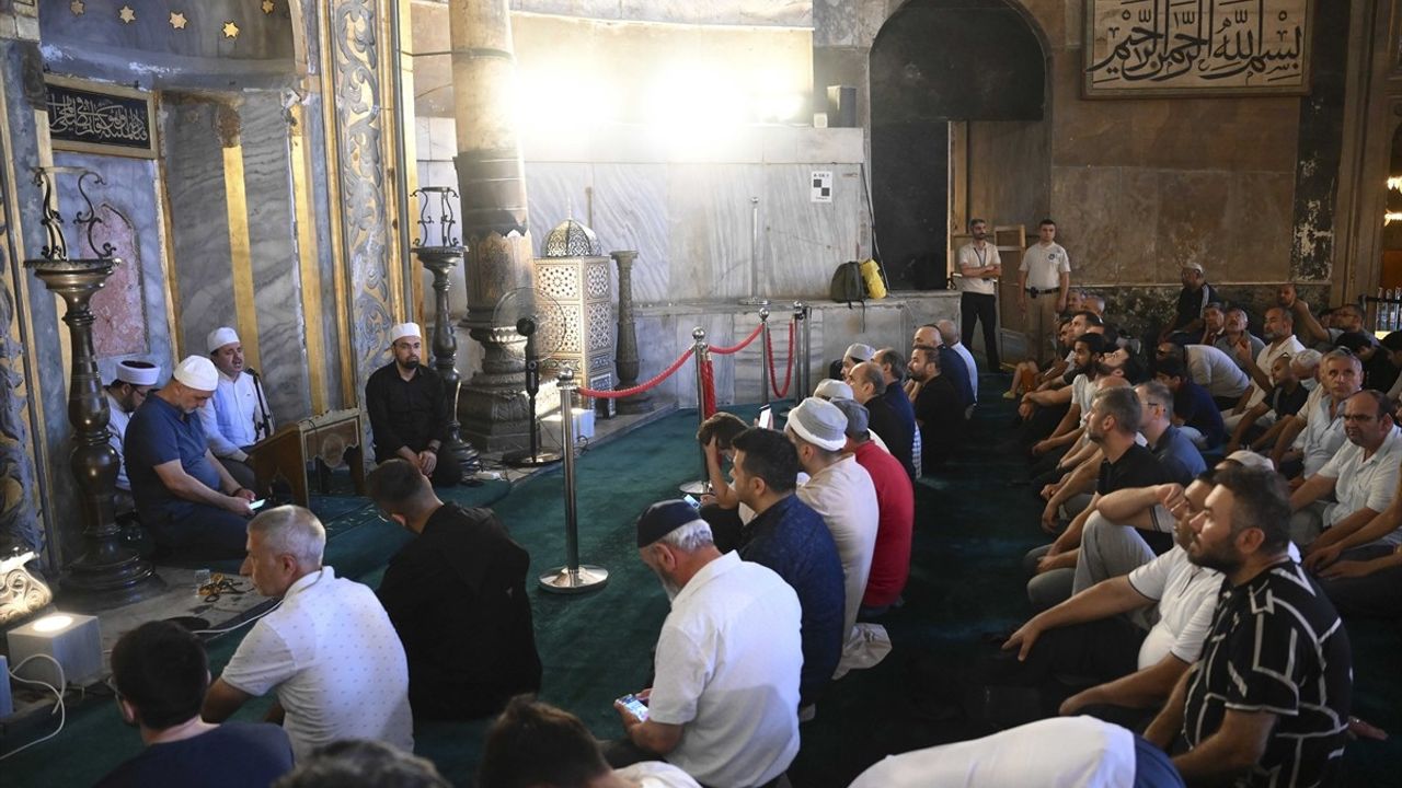 İstanbul Camilerinde 15 Temmuz Şehitleri Anıldı