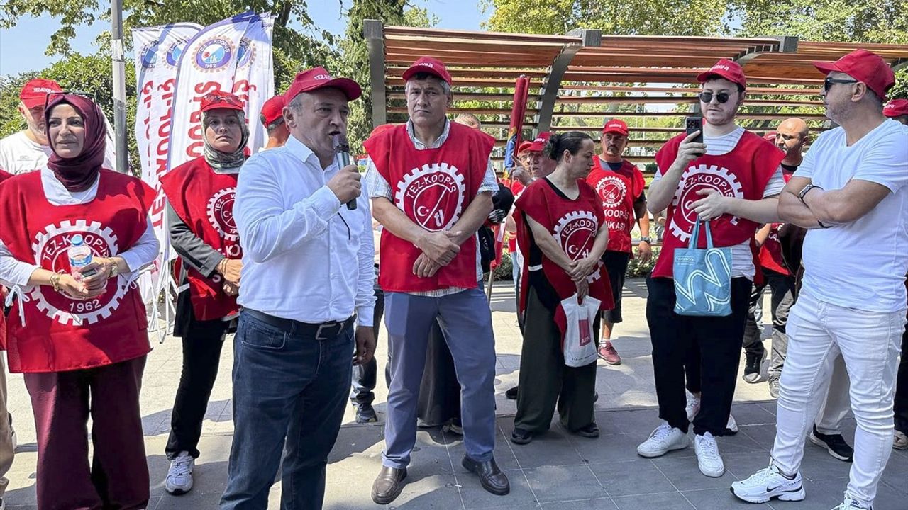 İstanbul'da Kamu İşçileri Zam Görüşmeleri İçin Eylem Düzenledi