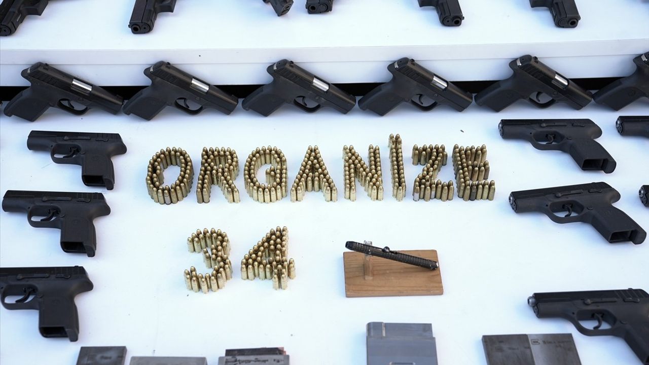 İstanbul'da Organize Suç Örgütüne Şafak Operasyonu: Ele Geçirilen Silahlar Sergilendi