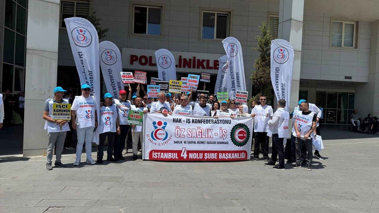 İstanbul'da Öz Sağlık-İş Sendikası Üyeleri Eylemde