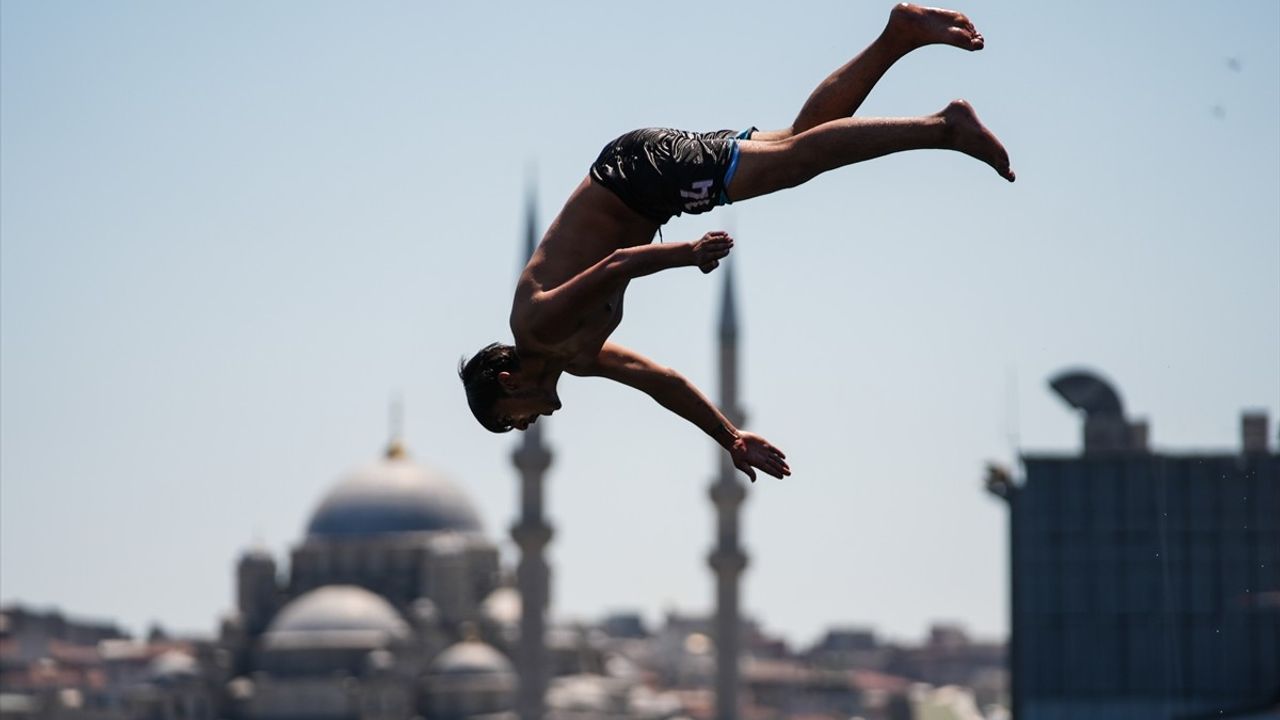 İstanbul'da Sıcak Hava Etkili: Sahil ve Parklar Kalabalık