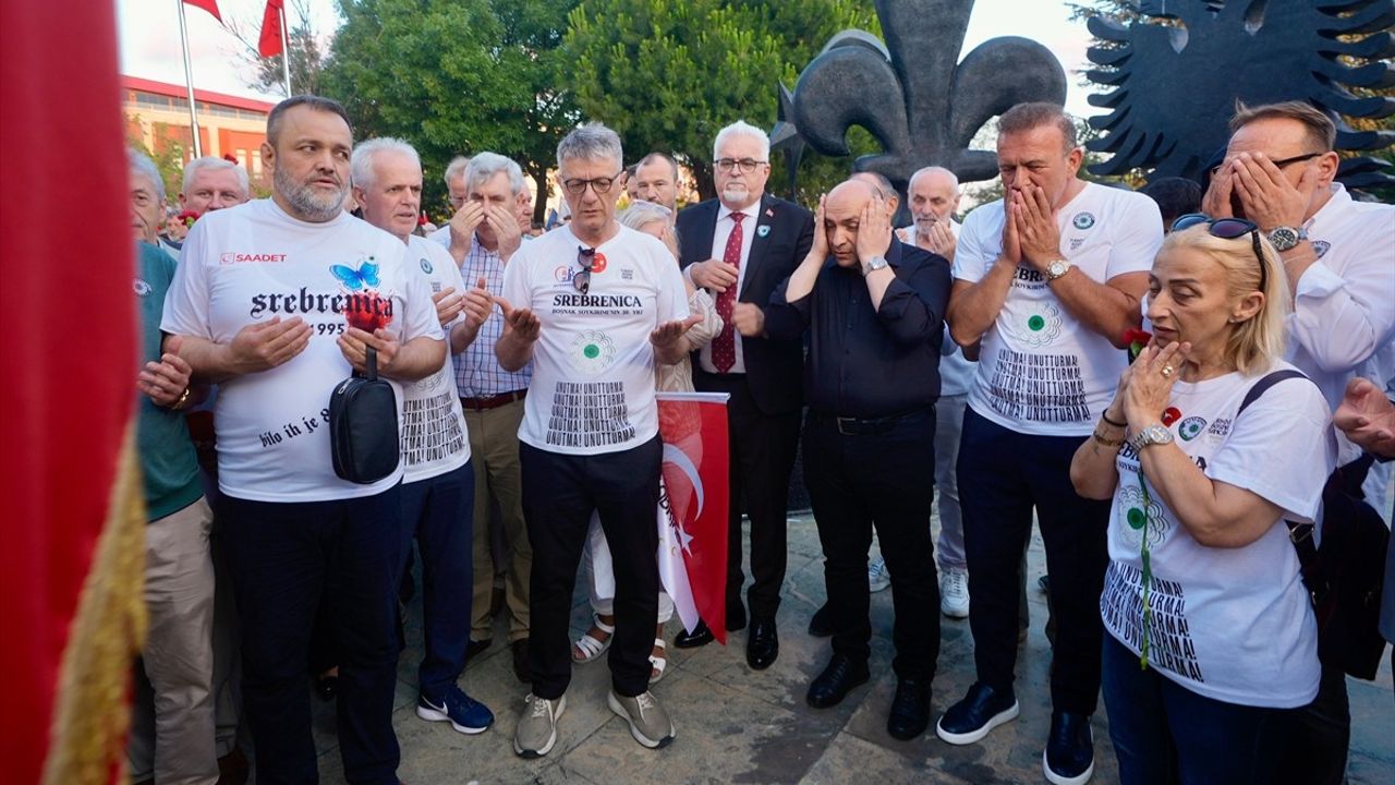 İstanbul'da Srebrenitsa Soykırımı Anma Yürüyüşü Düzenlendi