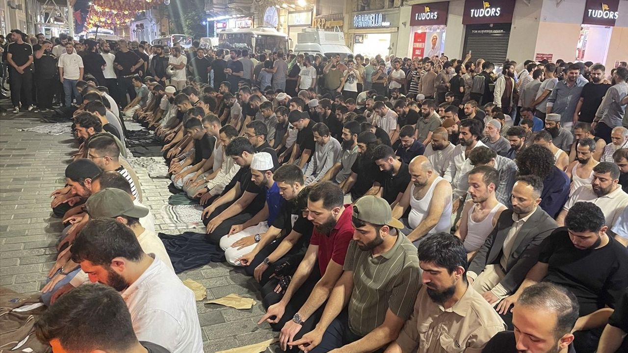 İstanbul'da STK'lerden Hazreti Muhammed Karikatürüne Tepki