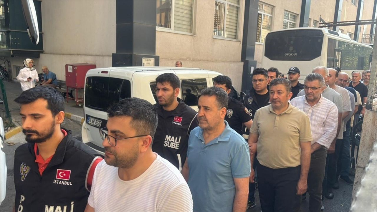 İstanbul Merkezli FETÖ Operasyonu: 51 Zanlı Adliyeye Sevk Edildi