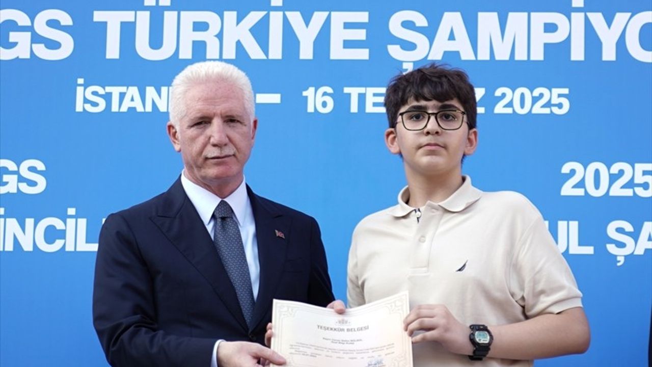 İstanbul Valisi Gül, LGS'de Tam Puan Alan Öğrencileri Ödüllendirdi