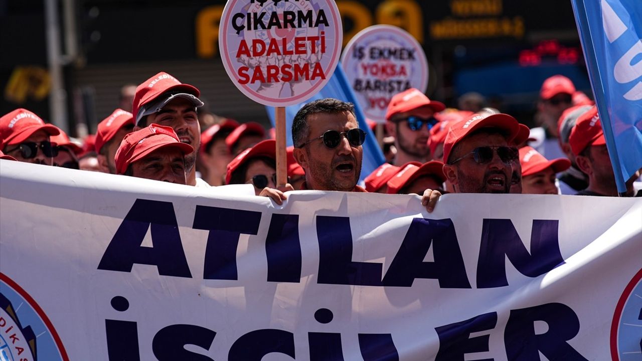 İzmir Büyükşehir Belediyesi'nde İşten Çıkarma Protestoları