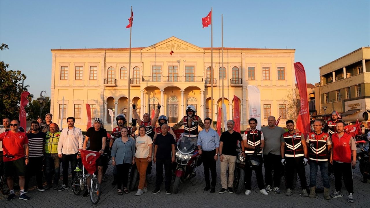 İzmir'de 15 Temmuz İçin Motosiklet ve Bisiklet Turu Düzenlendi