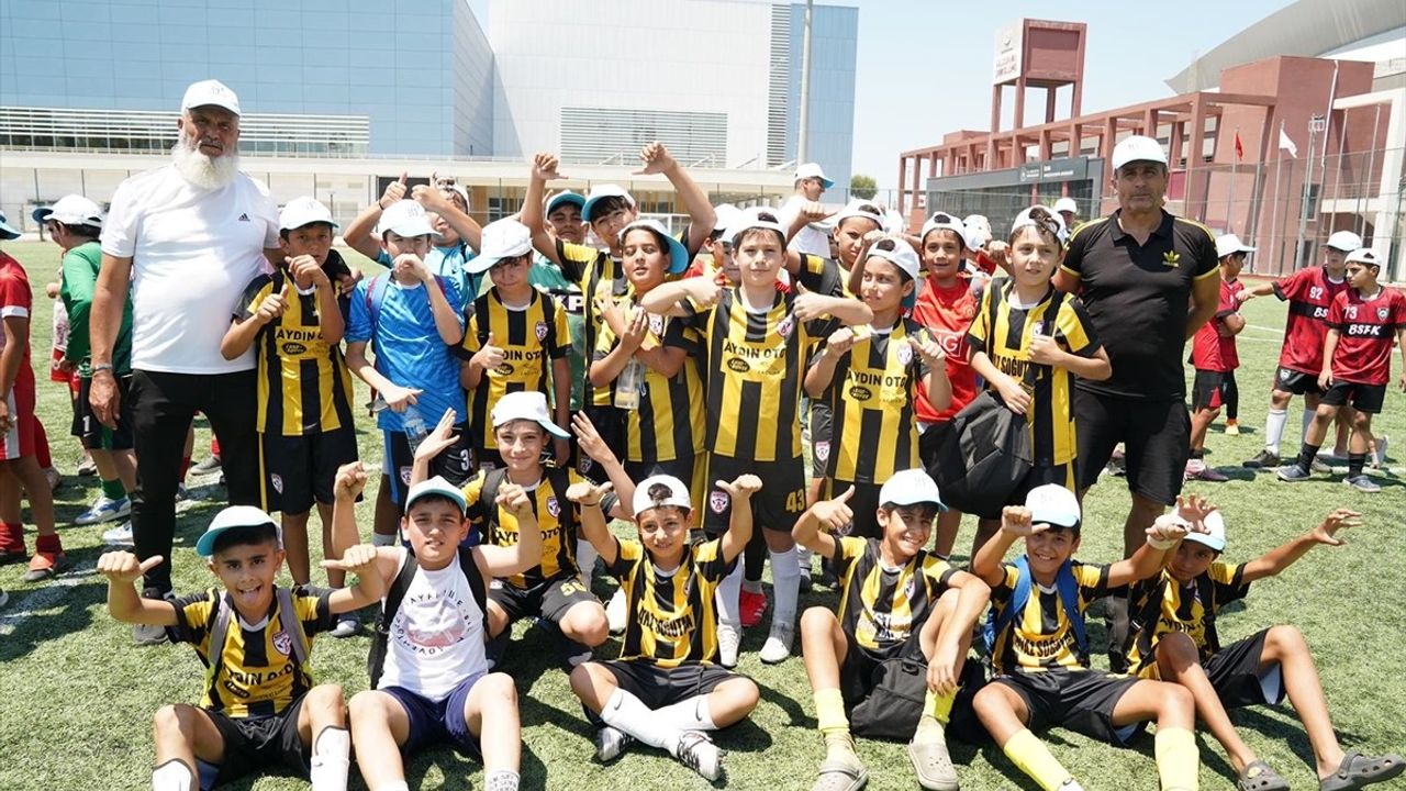İzmir'de 15 Temmuz Şehitleri Anısına Futbol Turnuvası Düzenlendi