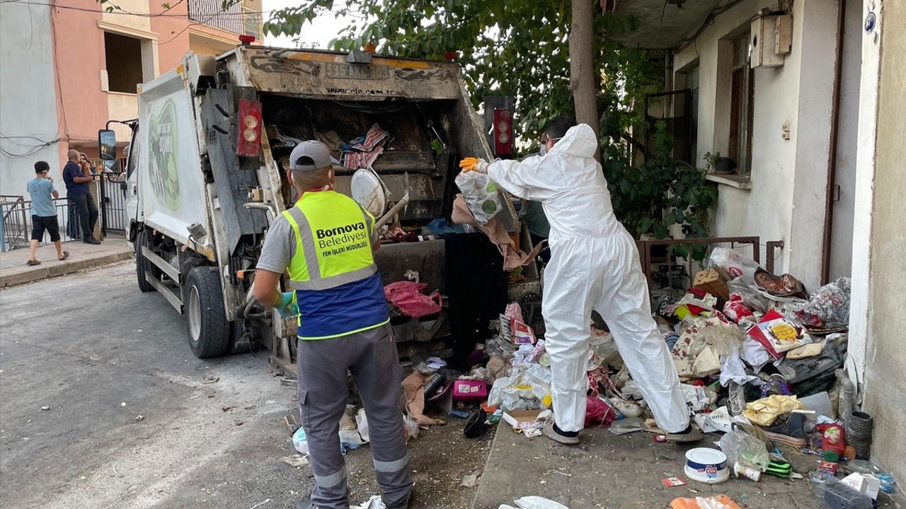 İzmir'de Çöp Ev Temizlendi