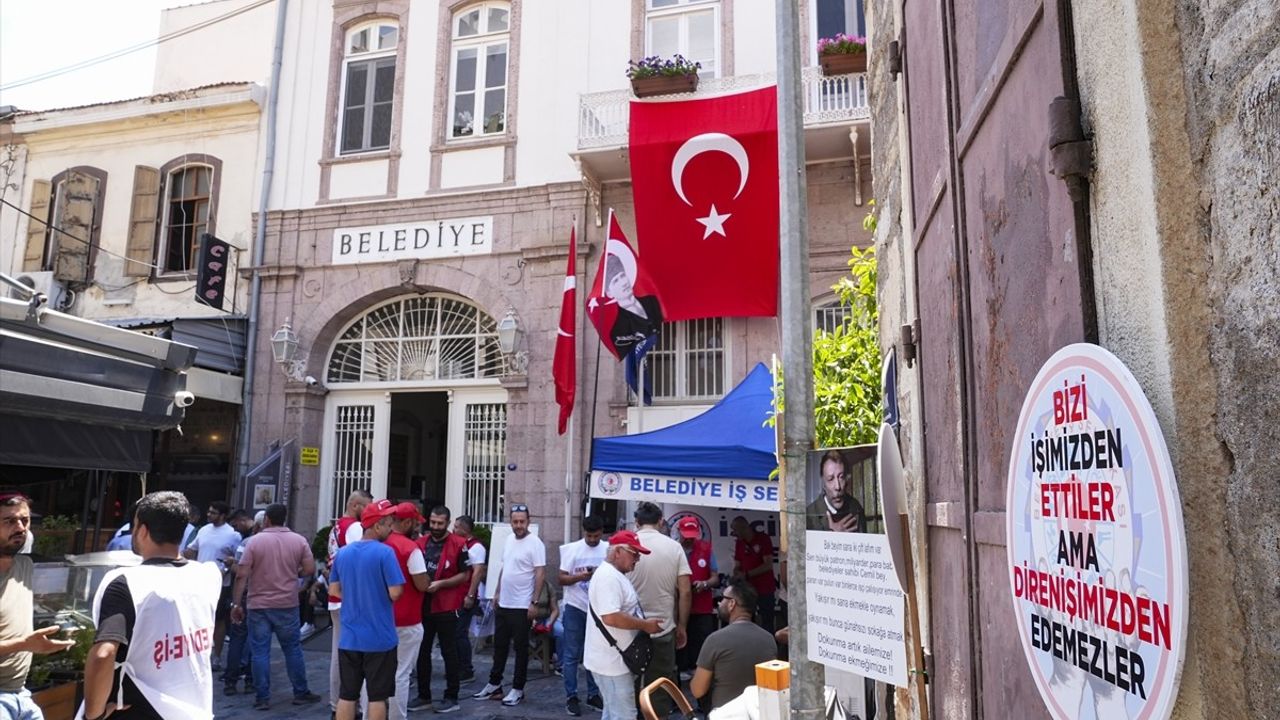 İzmir'de İşten Çıkarılan İşçilerin Protesto Eylemi Devam Ediyor