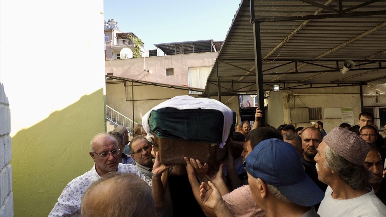 İzmir'de Kadın Cinayeti: Demet Akarsu'nun Cenazesi Defnedildi