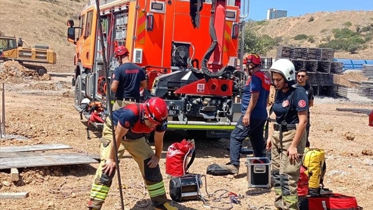 İzmir'de Kuyuya Düşen Kişi İtfaiye Ekiplerince Kurtarıldı
