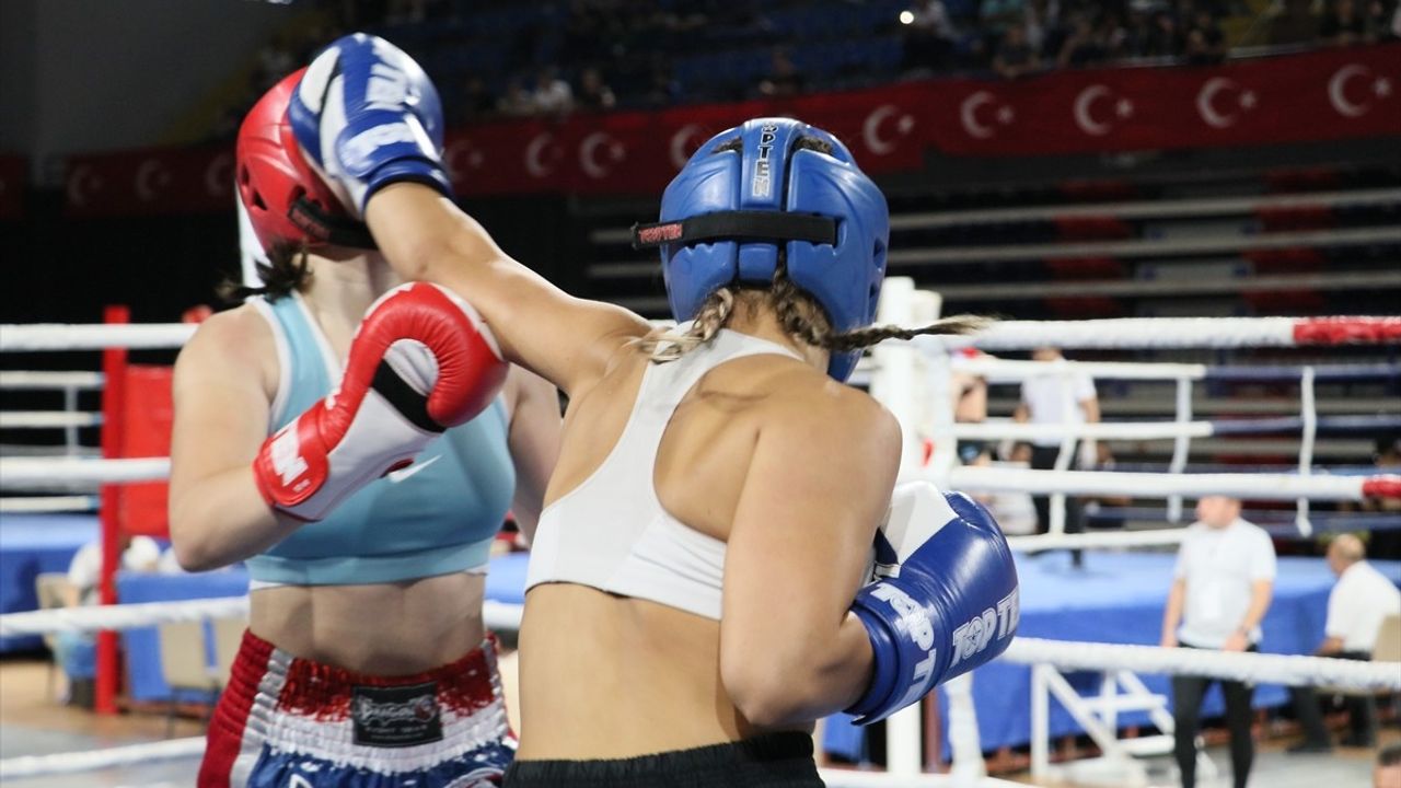 İzmir'de Türkiye Kick Boks Şampiyonası Açıldı