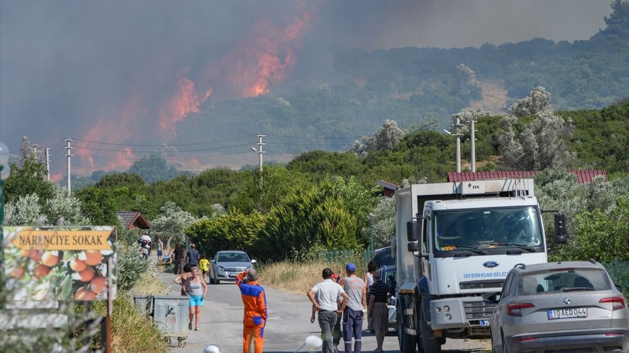 İzmir'de Yangın Seferihisar'da Kontrol Altına Alınmaya Çalışılıyor