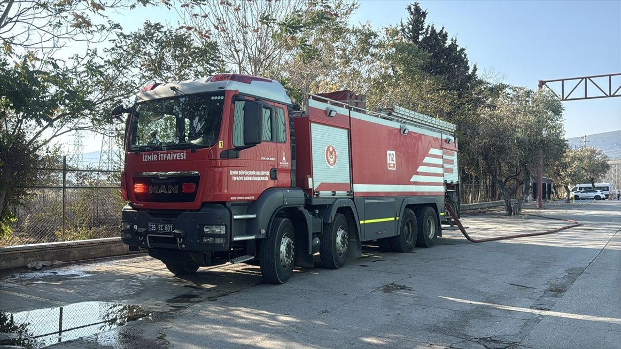 İzmir'deki Otluk Alanda Yangın Kontrol Altına Alındı