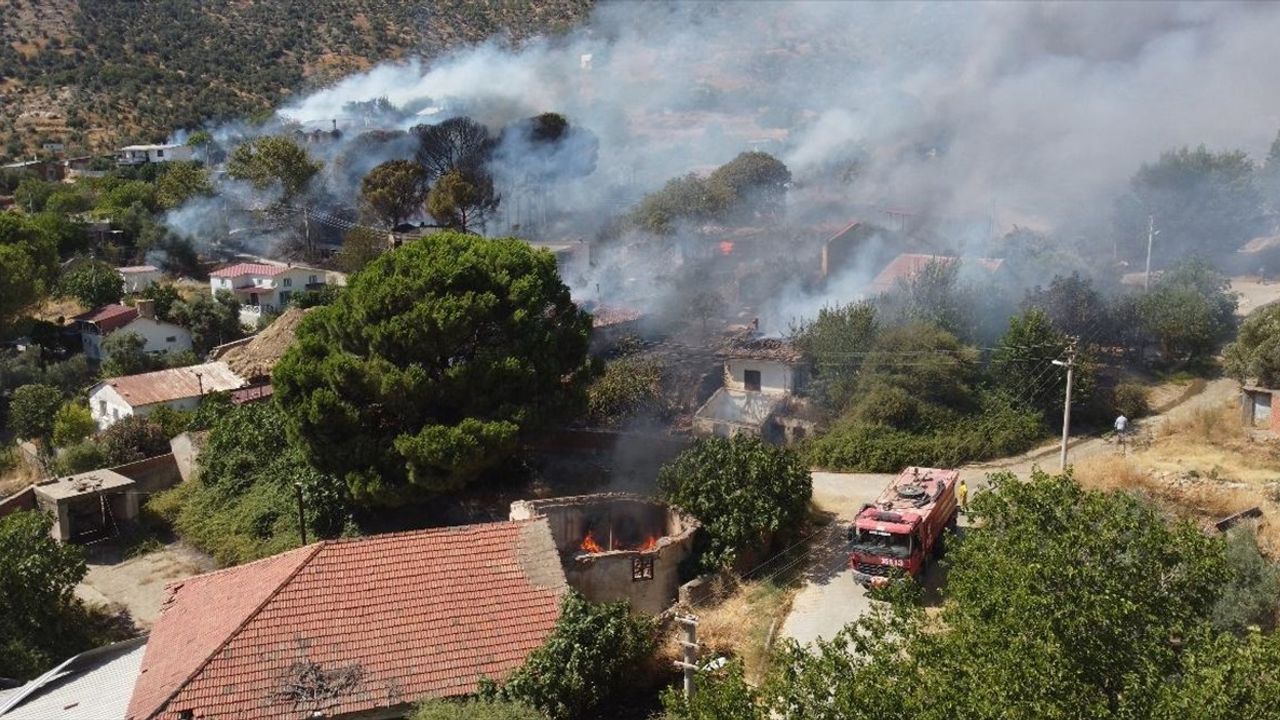 İzmir'deki Yangın Mahalleyi Tehdit Ediyor