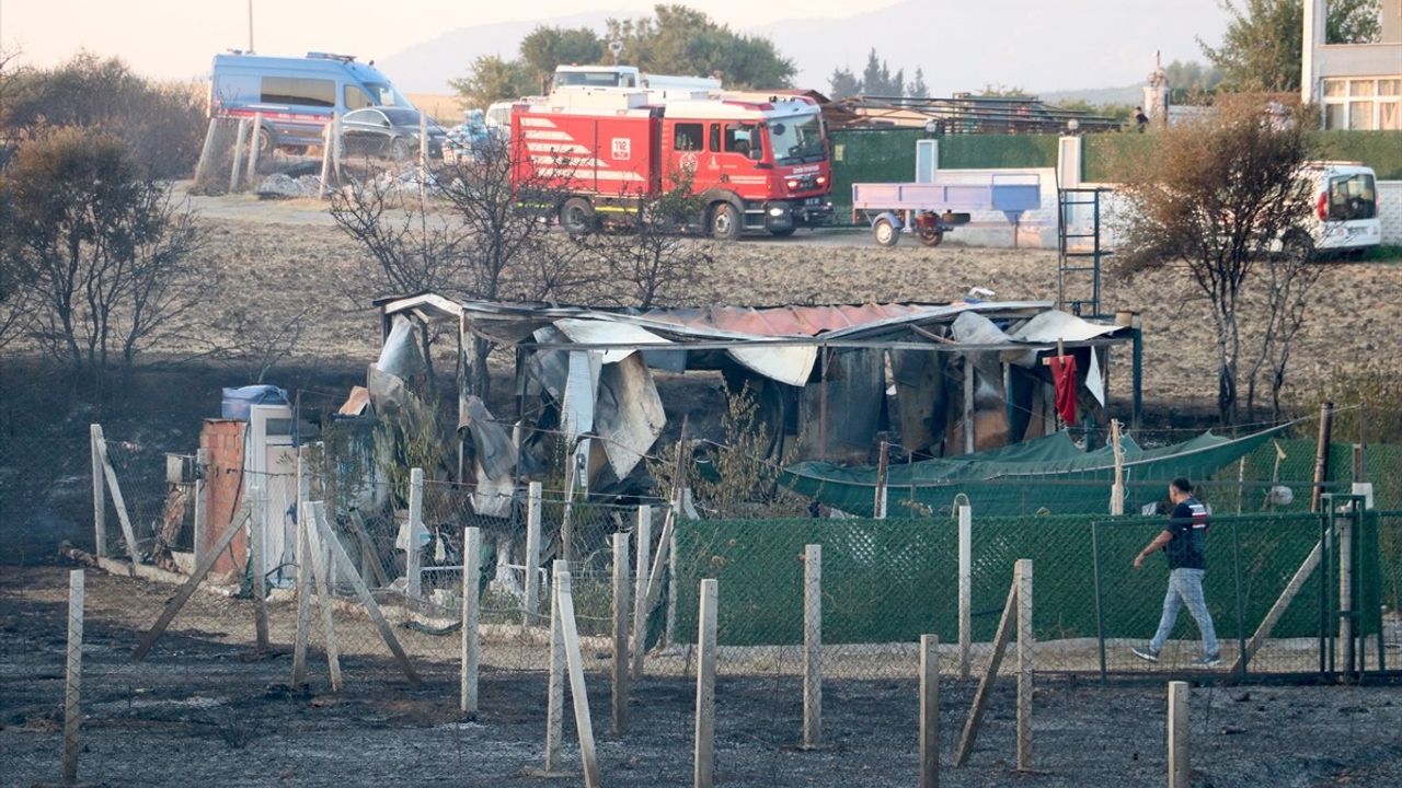 İzmir Menderes'te Otluk Alanda Yangın: 8 Ev Hasar Gördü