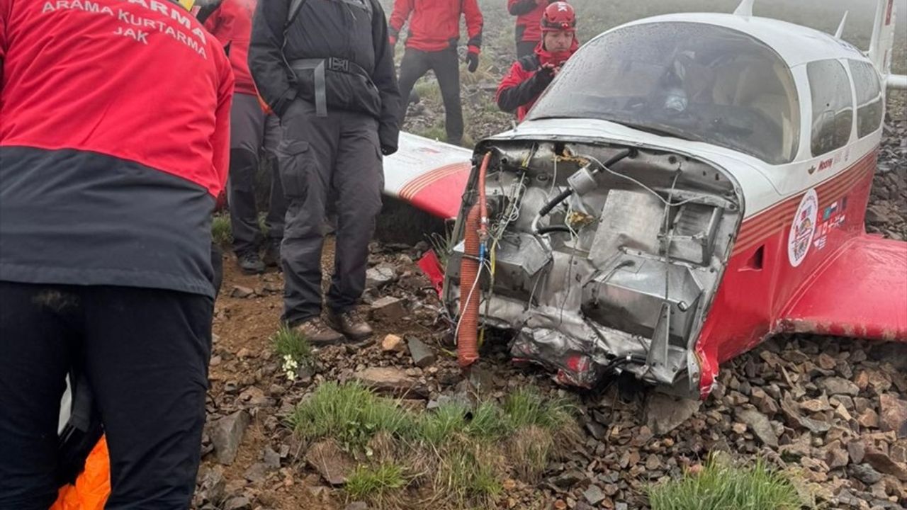 Kaçkar Dağları'ndaki Uçak Kazasında Enkaz Bulundu