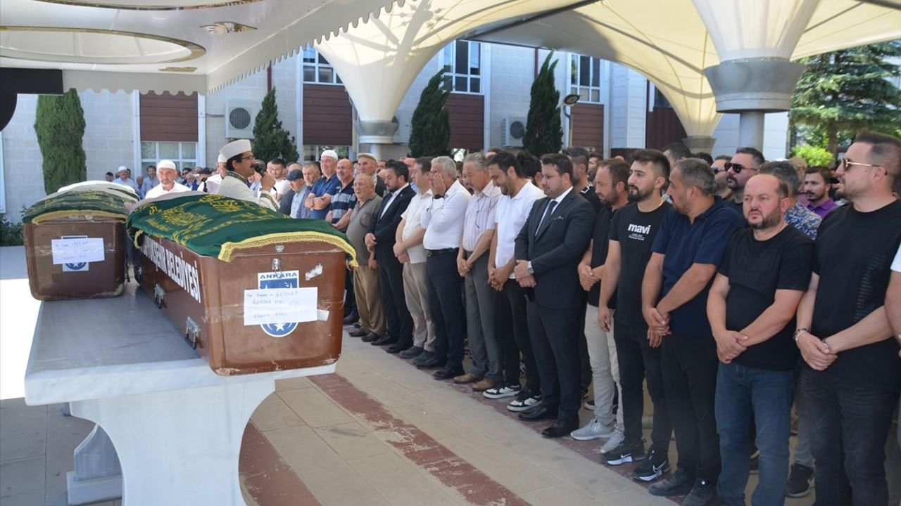 Kahramankazan'daki Trajik Trafik Kazasında Hayatını Kaybedenler Toprağa Verildi